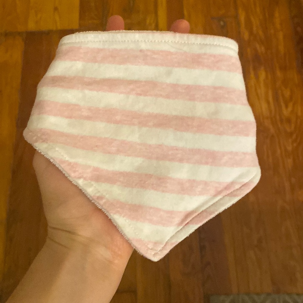 Organic baby bib (FREE w purchase)